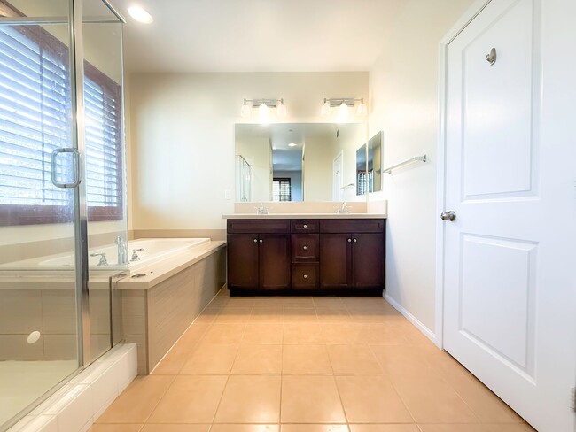 Building Photo - 10816 Lotus Dr