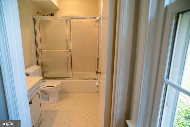 Building Photo - 5012 Larno Dr