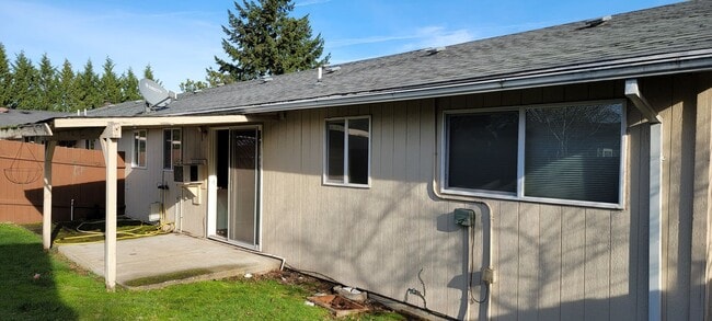 Building Photo - CUTE SINGLE LEVEL DUPLEX - CASCADE PARK