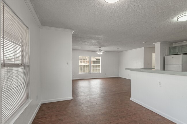 Building Photo - 144 Varsity Dr