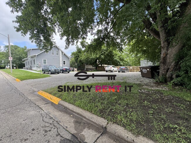Building Photo - Renovated 2 Bedroom, 2 Bathroom on Campus! Available Now!