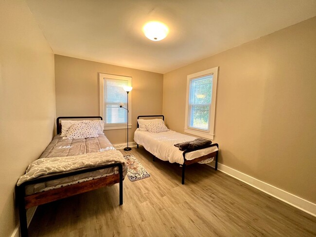 Building Photo - This adorable fully furnished 2 bedroom/1 ...