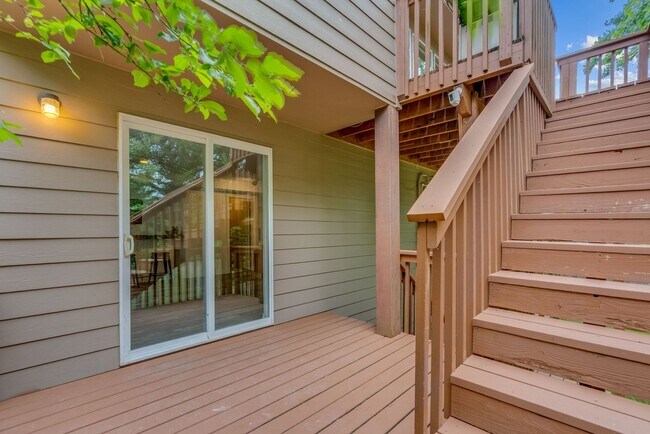 Building Photo - Stunning, spacious 4-bdrm/4-bath in Tigard. Fireplace, massive decks, next to nature