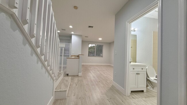 Building Photo - Spacious 3/3 Townhouse with Lake View – Sa...