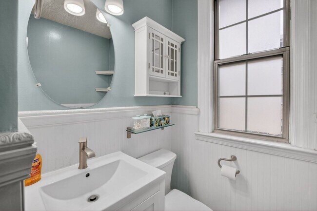 Building Photo - Sunny 1br with Balcony in Columbia Heights!