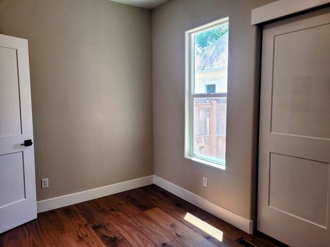 Building Photo - Downtown Cottage newly remodeled 2 Bed and...