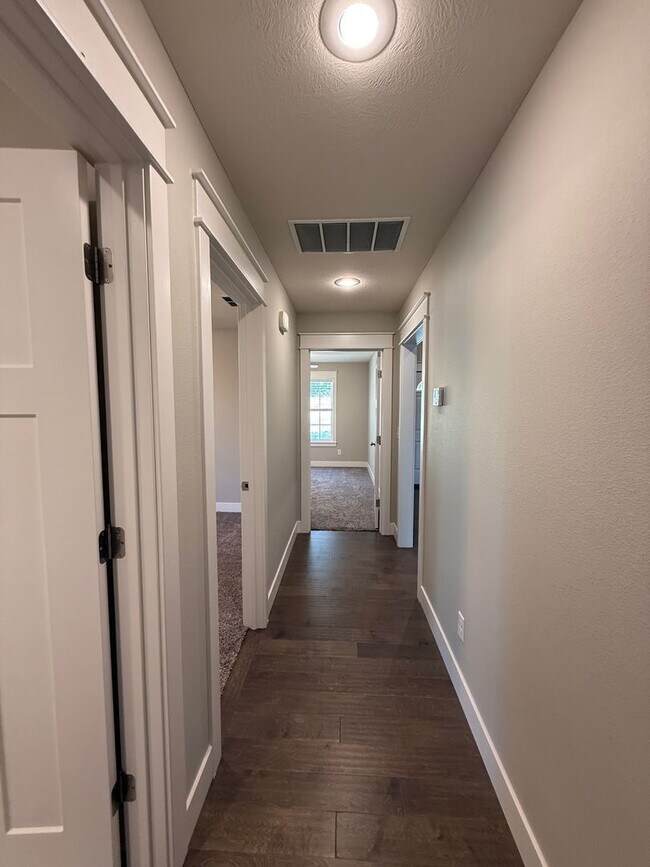 Building Photo - ****MOVE-IN SPECIAL**** Gorgeous 4Bedroom ...