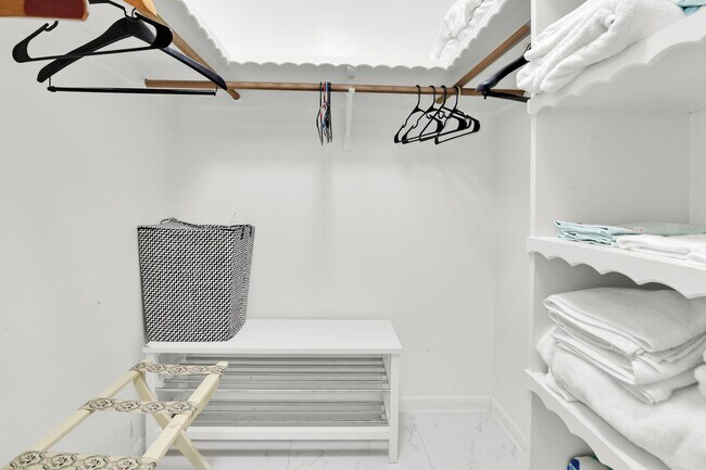 Building Photo - 450 French Royale Cir