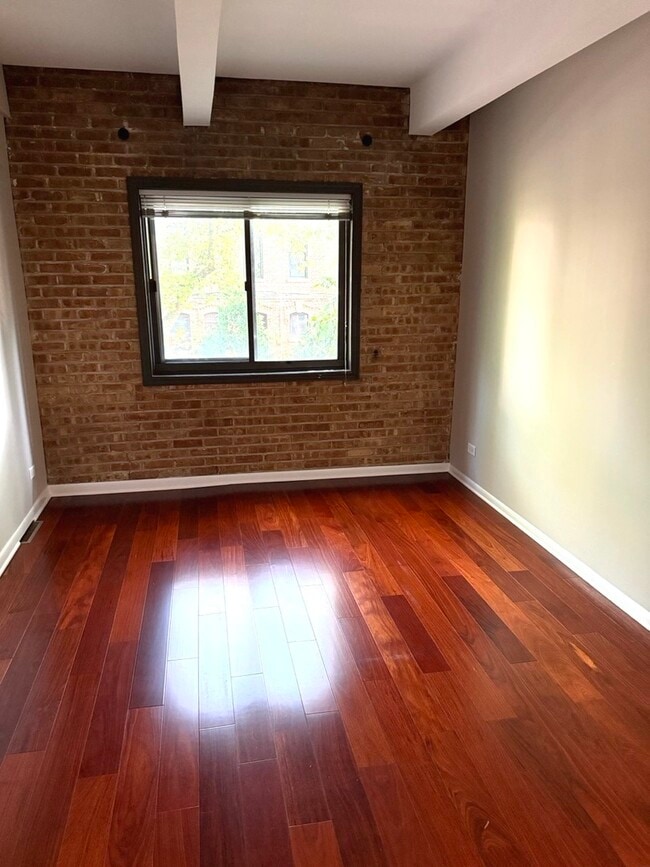 Building Photo - 646 W Belden Ave