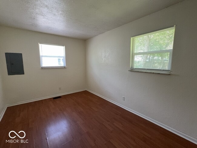 Building Photo - 2646 W 60th St