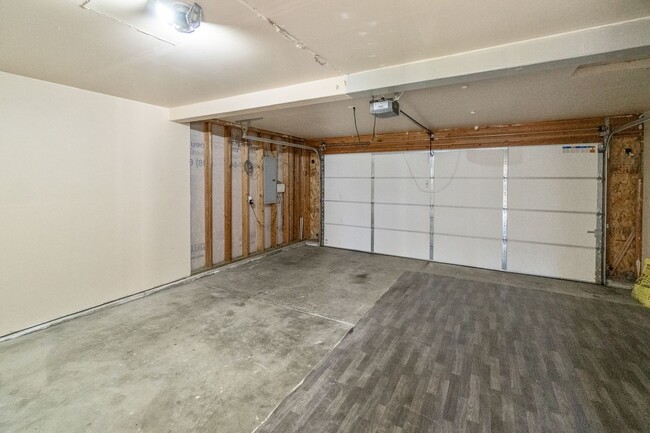 Building Photo - Spacious 3 Bed, 2.5 Bath Home in Spokane V...