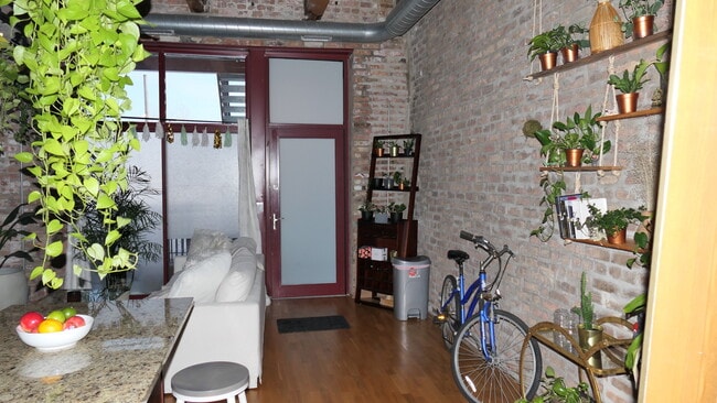 Building Photo - 1061 W 16th St