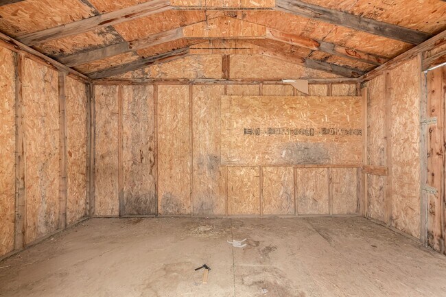 Building Photo - 1.25 Acre 5 Bedroom 3 Bathroom Horse Property in Florence!