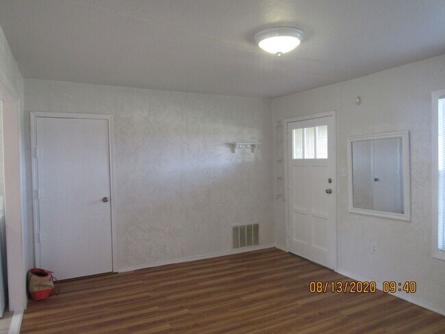 Building Photo - Located walking distance to Cameron University and Comanche Hospital !!