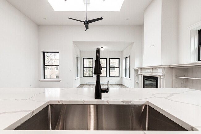 Building Photo - 1426 W Jonquil Terrace