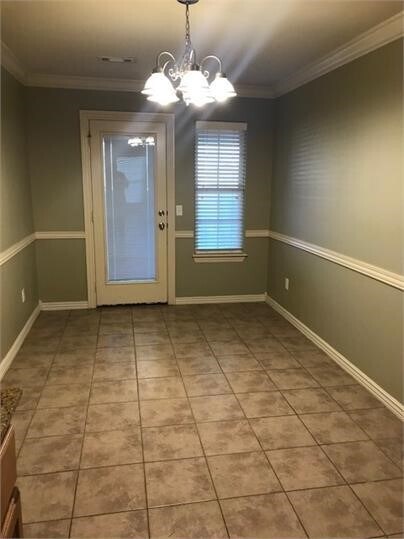 Building Photo - 1015 Oakwood Ln