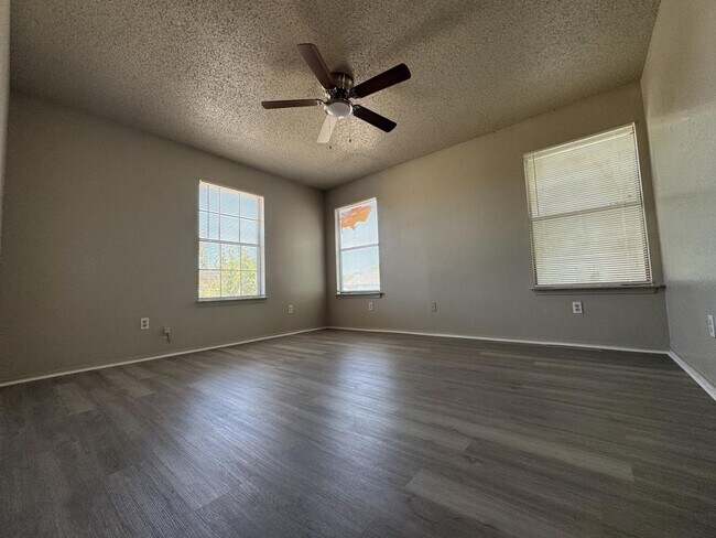 Building Photo - 2902 Bluejay Dr