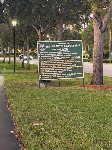 Building Photo - 20000 E Country Club Dr