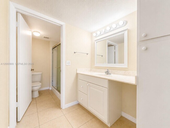 Building Photo - 6585 Somerset Dr