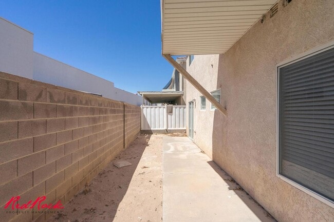 Building Photo - Fresh Carpet! Spacious 5-Bedroom Townhome