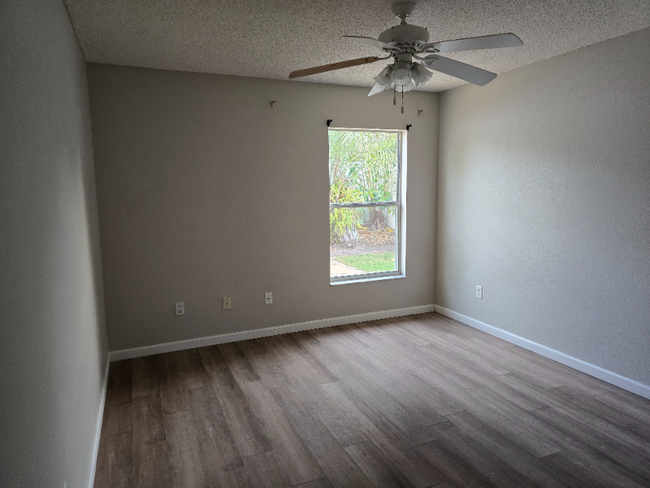 Building Photo - 1906 Smoketree Cir