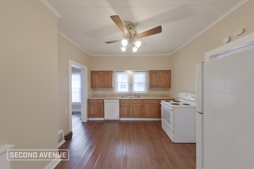 Building Photo - 601 E 4th St