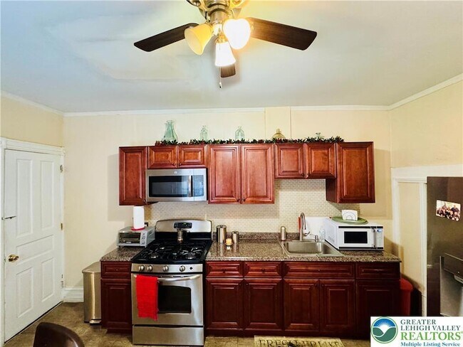 Building Photo - 1523 W Chew St