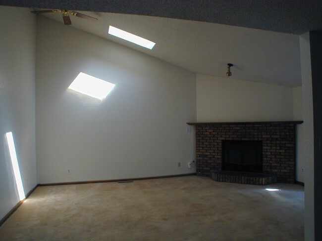 Building Photo - House For Lease