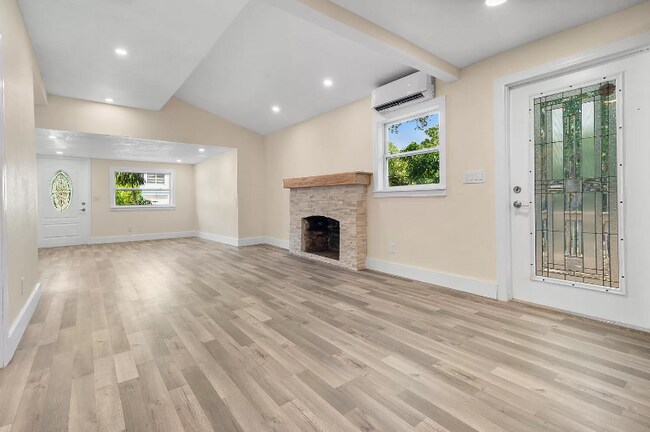 Building Photo - 710 S Pine St