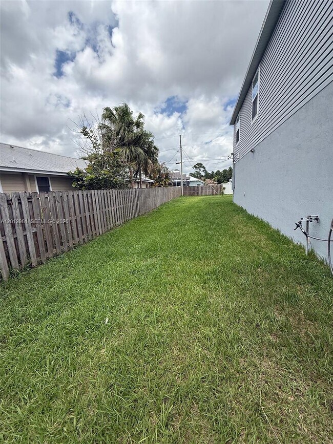 Building Photo - 1557 SW Dycus Ave