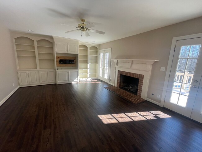 Building Photo - Gorgeous Home in Forest w/2 Car Garage