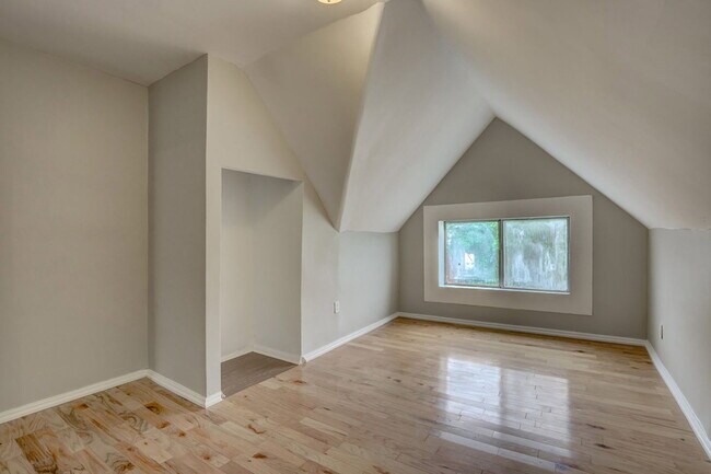 Building Photo - 1438 Pullan Ave