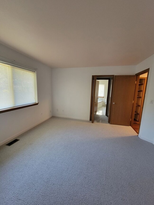 Building Photo - Newer 2 story 1761 sq ft 3 bedroom, 2 1/2 bath home with 2 car garage