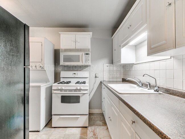 Building Photo - 810 N Marshall Dr