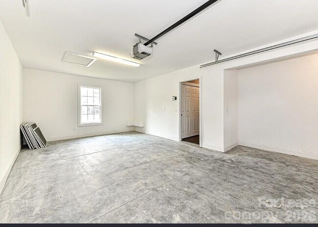 Building Photo - 704 N Main St