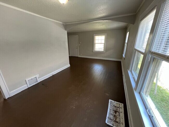 Building Photo - 3 Bed/1 Bath Home with Fenced Yard / Pet-Friendly / Vouchers Accepted / Coming Soon!