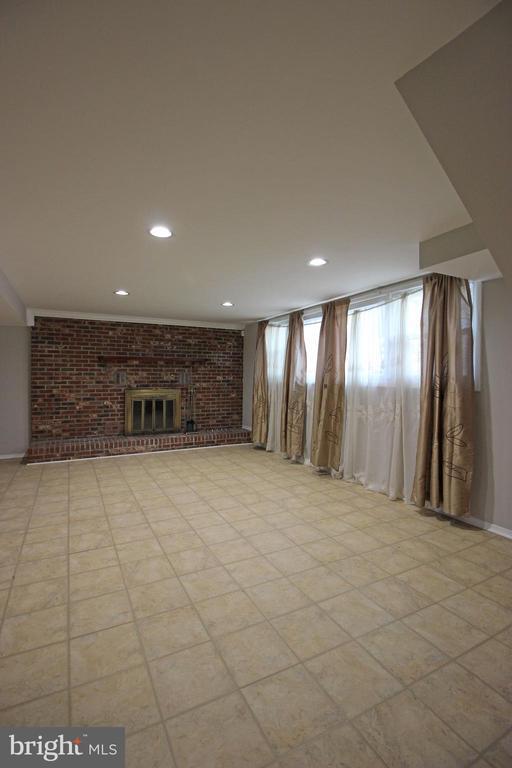 Building Photo - 102 Yeonas Dr SE