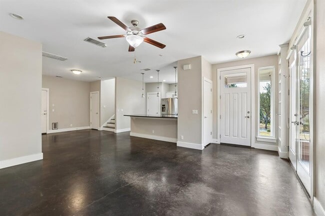 Building Photo - 3500 Robinson Ave