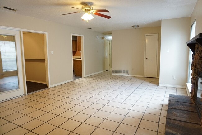 Building Photo - VIEW NOW - COMING SOON - Charming 3-Bedroom Duplex in East Dallas with Garage & Fenced Yard