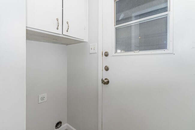 Building Photo - Single-Story Gem with Vaulted Ceilings and...