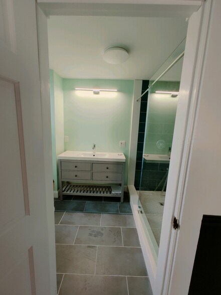 Building Photo - 342 Crescent St