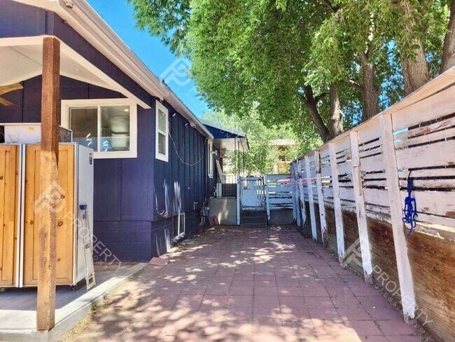 Building Photo - 4 Bedroom Home in Downtown Rifle for Rent