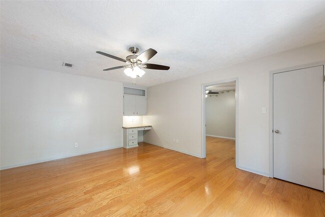 Building Photo - 2824 S Logrun Cir
