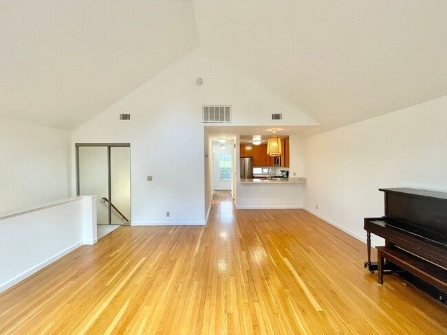 Building Photo - Spacious 3BR/2BA Potrero Hill Townhouse Ho...