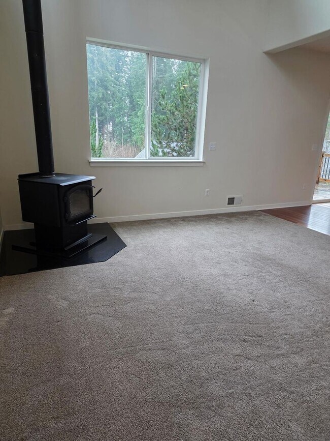 Building Photo - Beautiful 3-Bed Home with Private Yard and Modern Upgrades