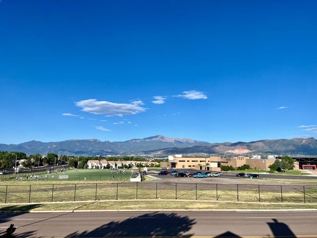 Building Photo - Cozy 2 Bedroom Townhome Nestled in Quiet Gated Community