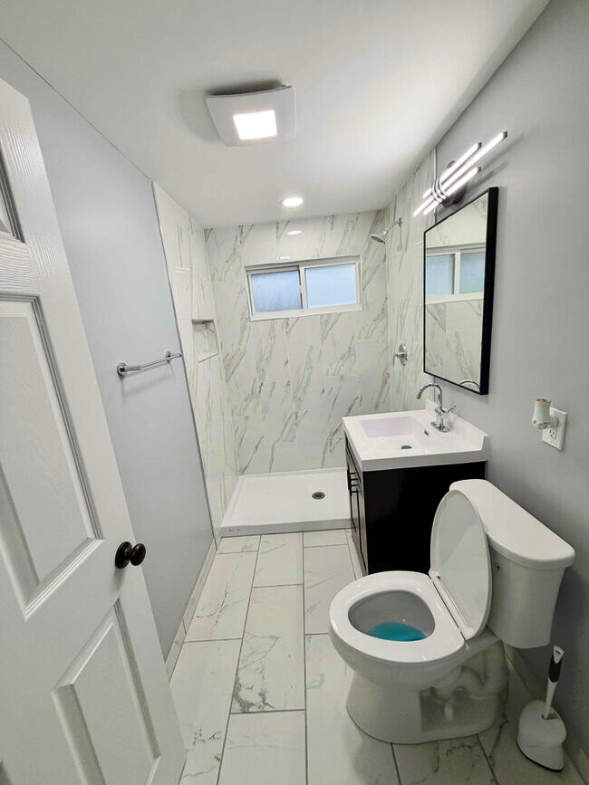 Building Photo - 1310 Somerset Ln