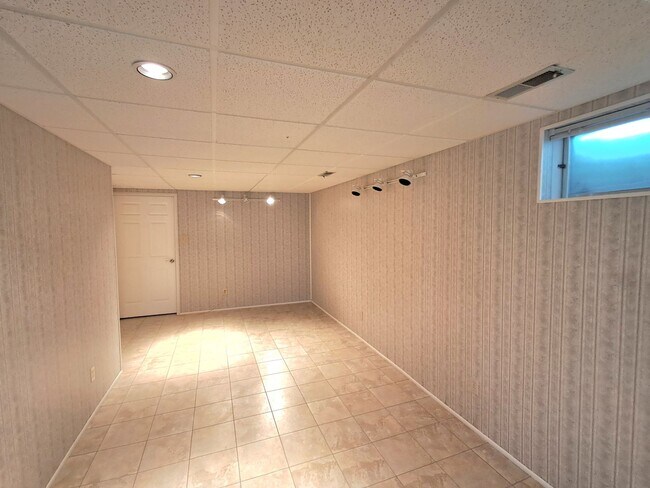 Building Photo - $3,200 -4 Bed / 3 Bath- Home with Fully Fe...
