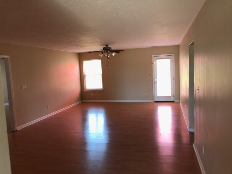 Building Photo - 205 Fox Run Rd