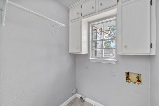 Building Photo - 1110 Woods Dr
